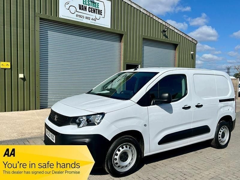 White Used 2023 Peugeot Partner Premium MPV | £9,990 (Good price) - Image 1/3