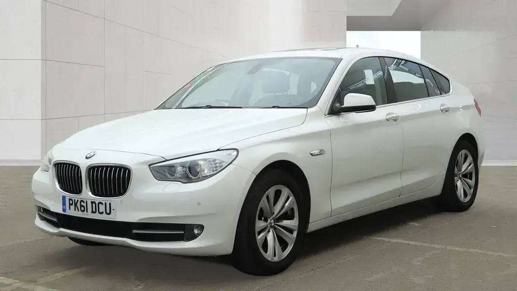 Used BMW 530 240 HP (176 kW) 2011 White Hatchback
