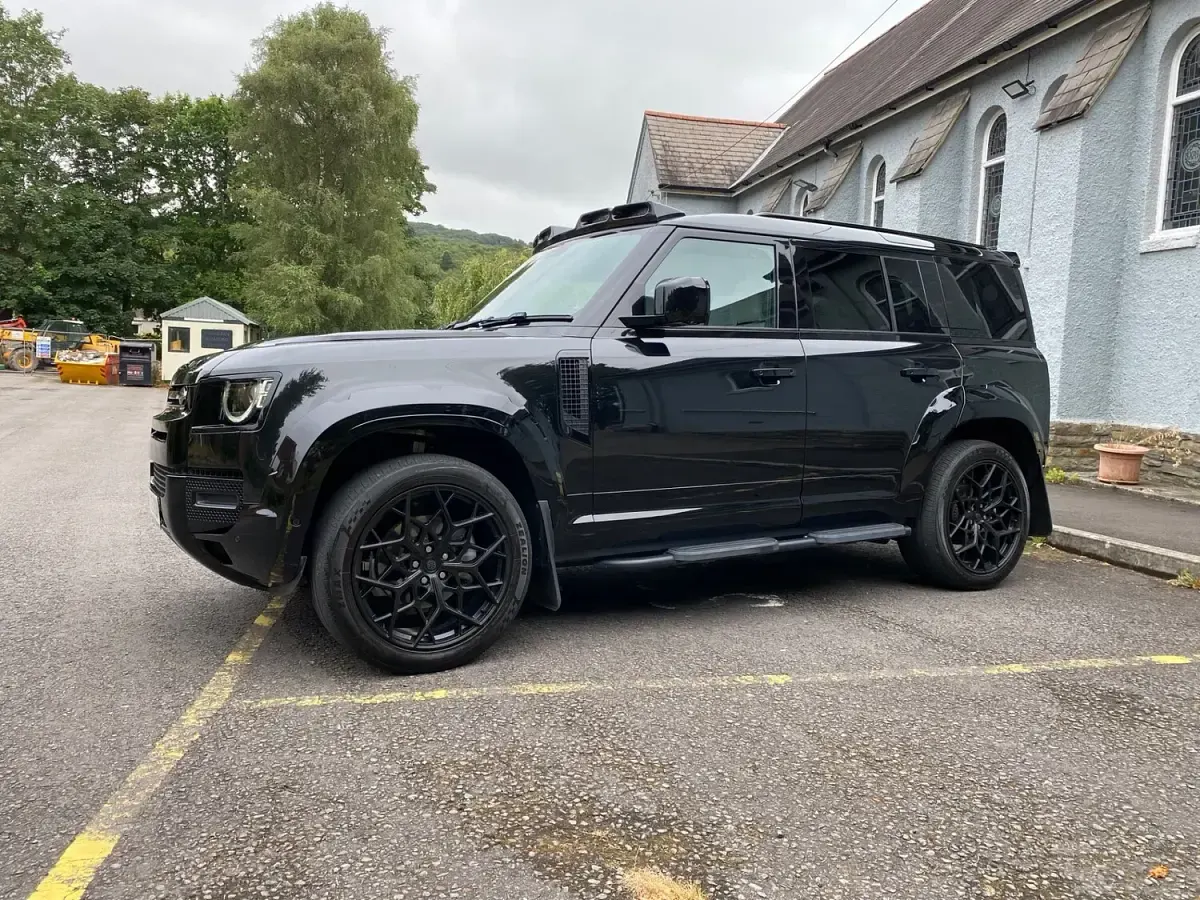Used Land Rover Defender SE Dynamic 2025 Black SUV