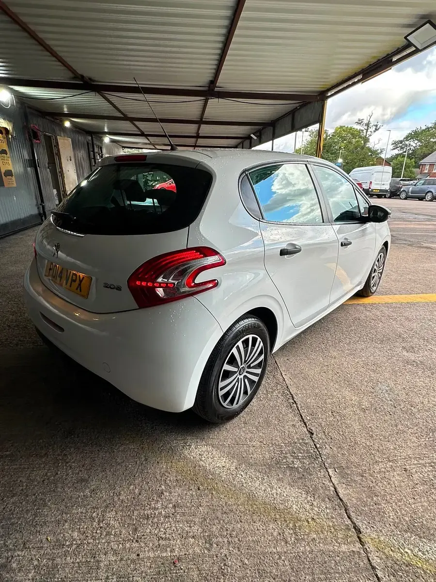 Used Peugeot 208 Access 68 HP (50 kW) 2014 White Hatchback