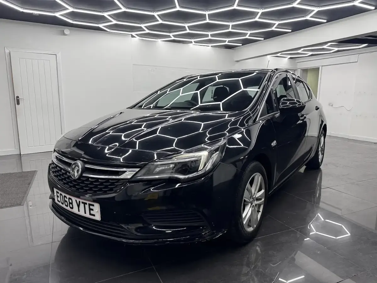 Used Vauxhall Astra Design Edition 110 HP (80 kW) 2018 Black Hatchback