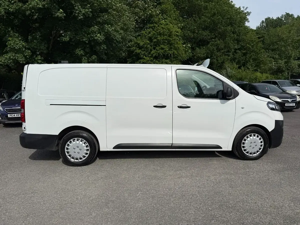 Used Vauxhall Vivaro Edition 120 HP (88 kW) 2019 White MPV