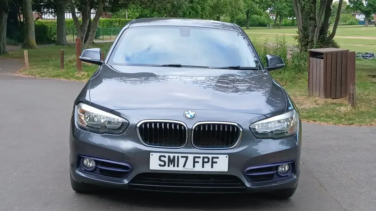 Usado BMW 118 Sport Line 150 CV (110 kW) 2017 Gris Utilitario