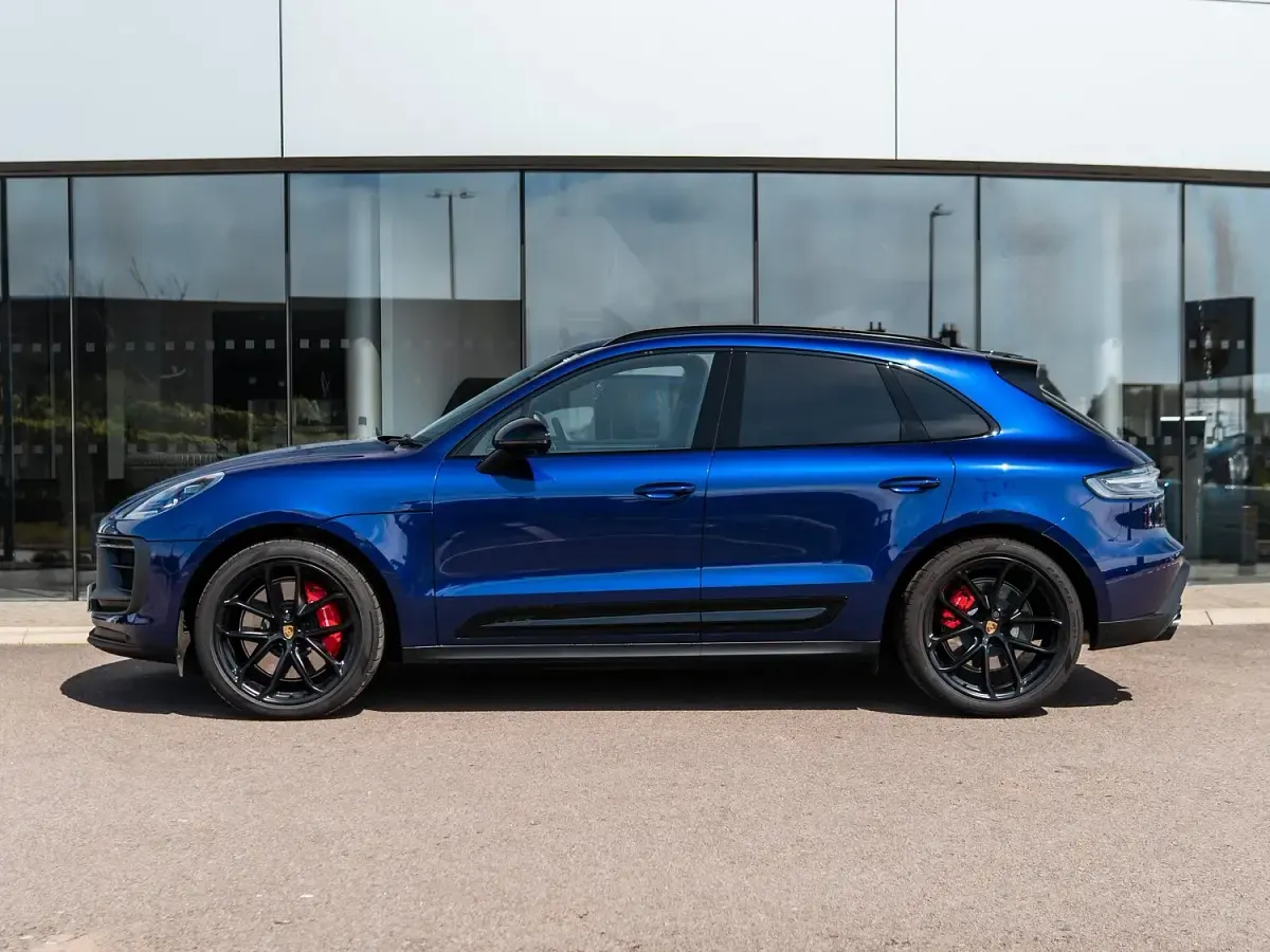 Used Porsche Macan 440 HP (323 kW) 2023 Gentian blue metallic SUV