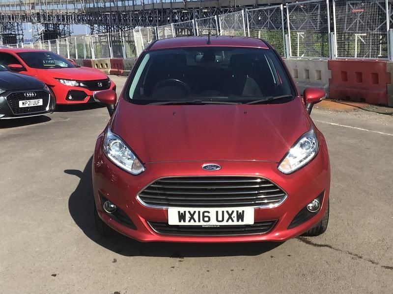 Used Ford Fiesta Titanium 100 HP (73 kW) 2016 Red Hatchback