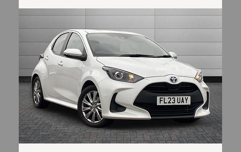 White Used 2023 Toyota Yaris Hybrid Hatchback | £16,795 (Good price) - Image 1/3