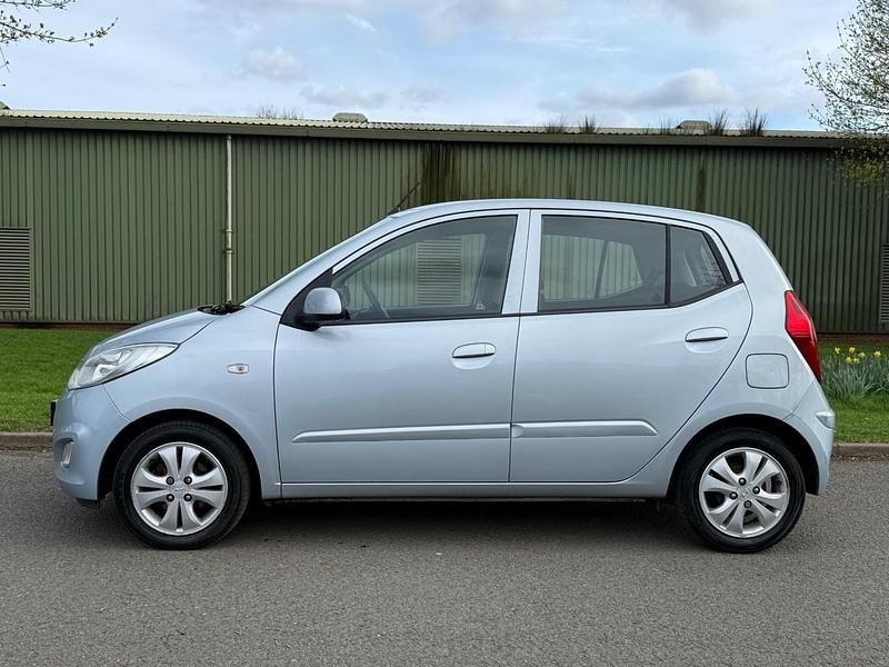 Used Hyundai i10 Active 85 HP (62 kW) 2012 Silver Hatchback