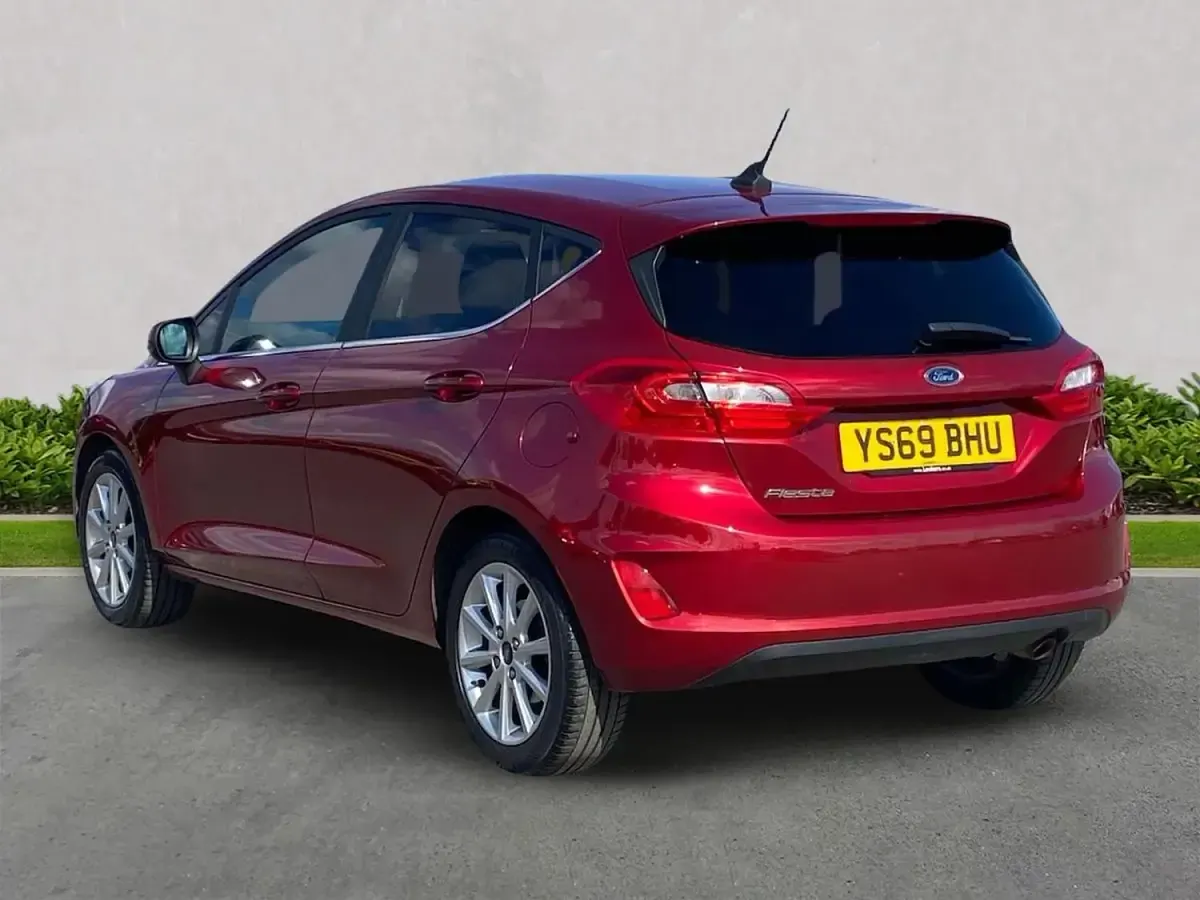 Używany Ford Fiesta Titanium 125 KM (91 kW) 2019 Czerwony Hatchback