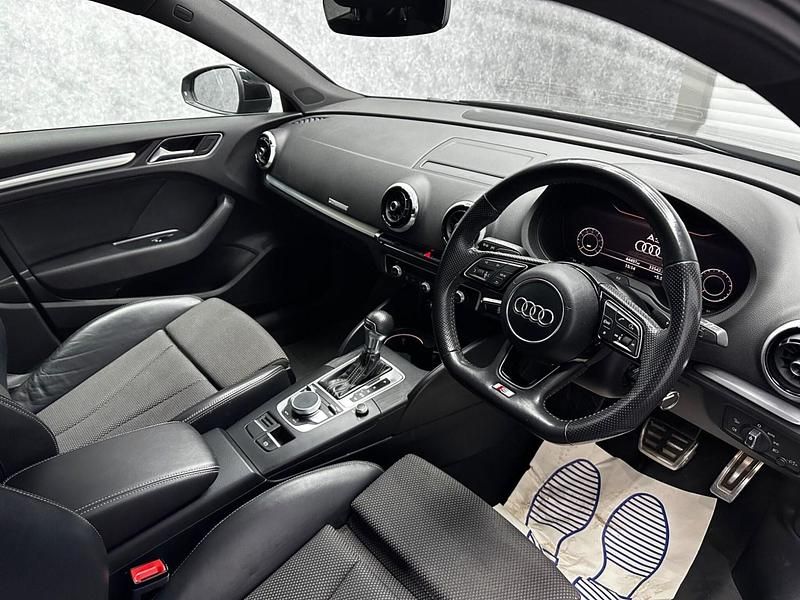 Usado Audi A3 Sportback Black Edition 150 HP (110 kW) 2018 Preto Citadino