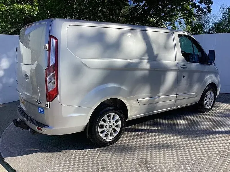 Usado Ford Transit Custom Limited 130 HP (95 kW) 2021 Prateado Van
