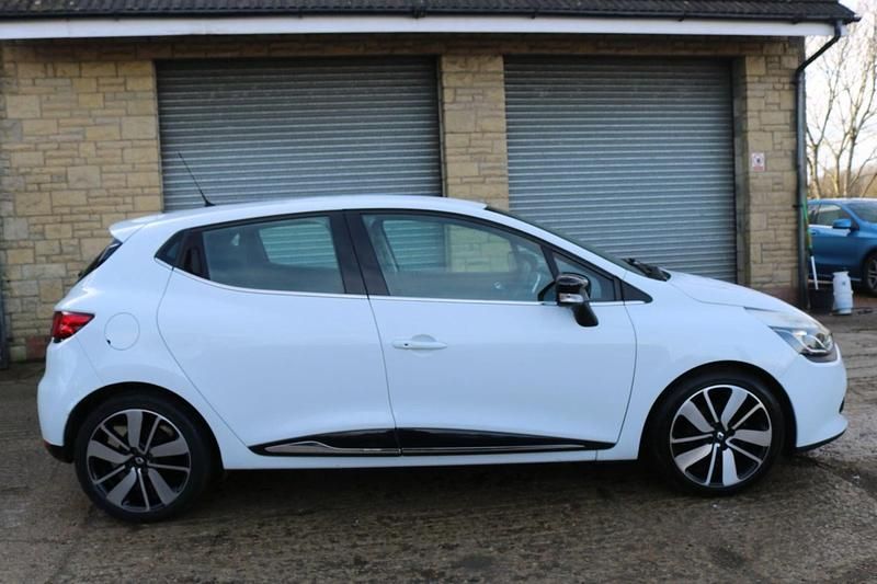 Used Renault Clio IV Dynamique 90 HP (66 kW) 2016 White Hatchback