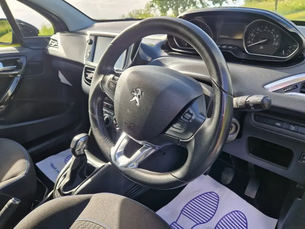 Used Peugeot 208 Signature Sky 82 HP (60 kW) 2019 Black Hatchback