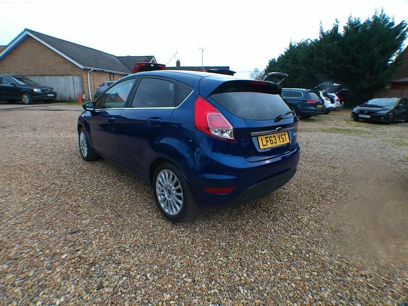 Used Ford Fiesta Titanium 105 HP (77 kW) 2013 Blue Hatchback