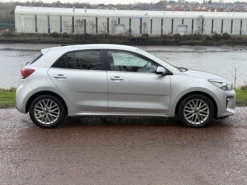 Used Kia Rio 99 HP (72 kW) 2017 Silver Hatchback