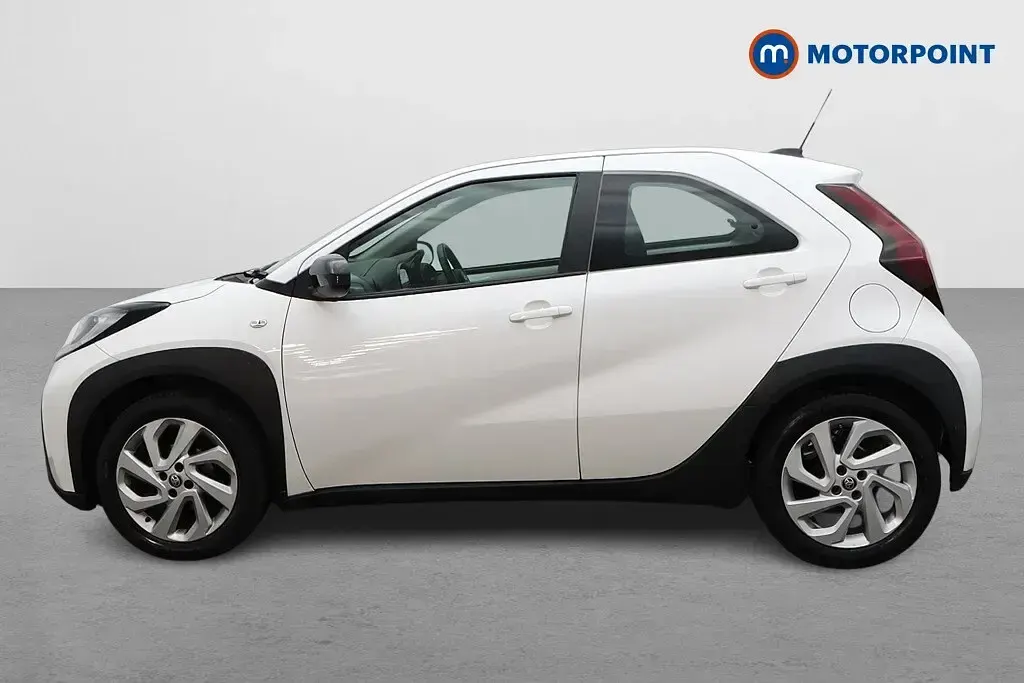 Used Toyota Aygo X PURE 2023 White SUV