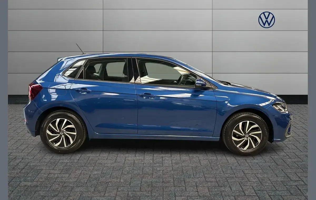 Used VW Polo Life 80 HP (58 kW) 2023 Blue Hatchback