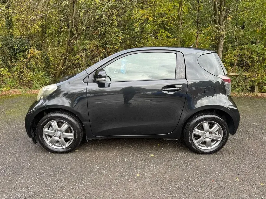 Used Toyota iQ 68 HP (50 kW) 2009 Black Hatchback