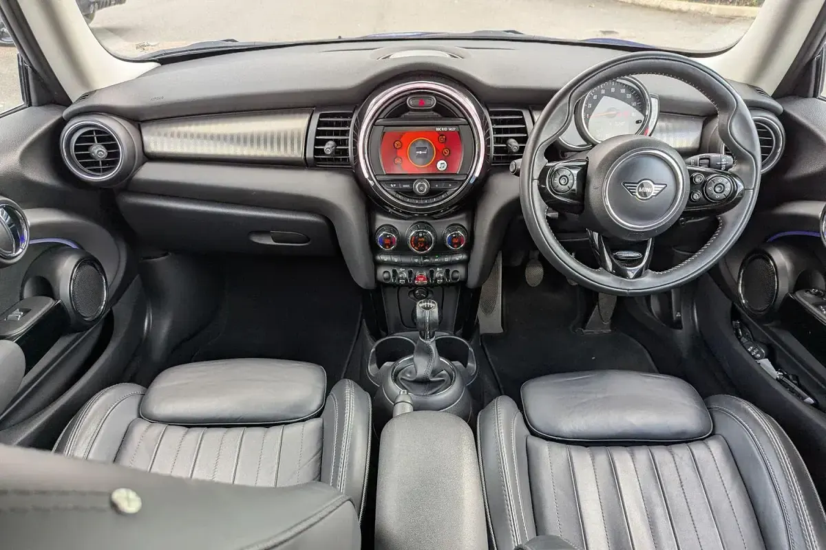 Używany Mini Cooper Exclusive 134 KM (98 kW) 2019 Niebieski Hatchback
