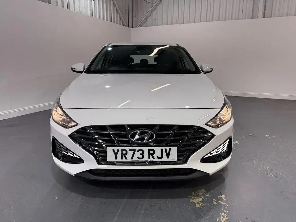 Used Hyundai i30 SE 120 HP (88 kW) 2023 White Hatchback