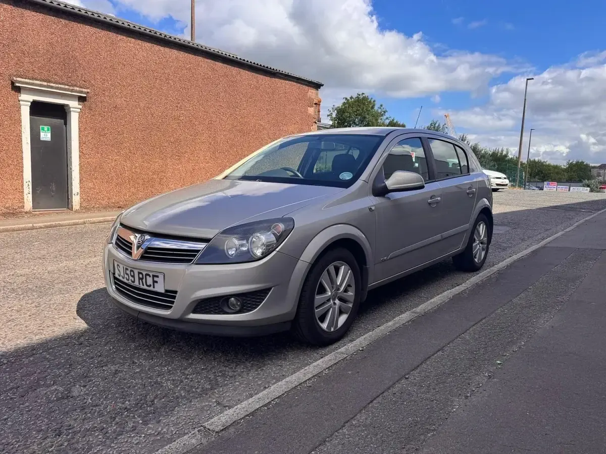 Used Vauxhall Astra 115 HP (84 kW) 2009 Silver Hatchback