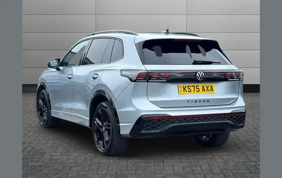 Używany VW Tiguan R-line 150 KM (110 kW) 2025 Srebrny SUV
