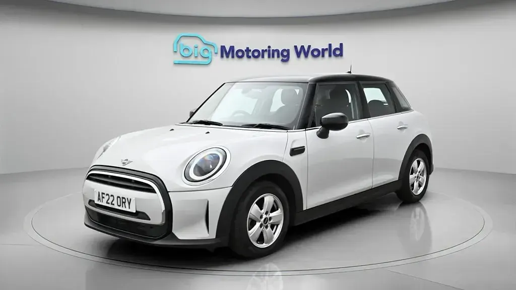 Usado Mini Cooper Classic 136 HP (100 kW) 2022 Prateado Citadino