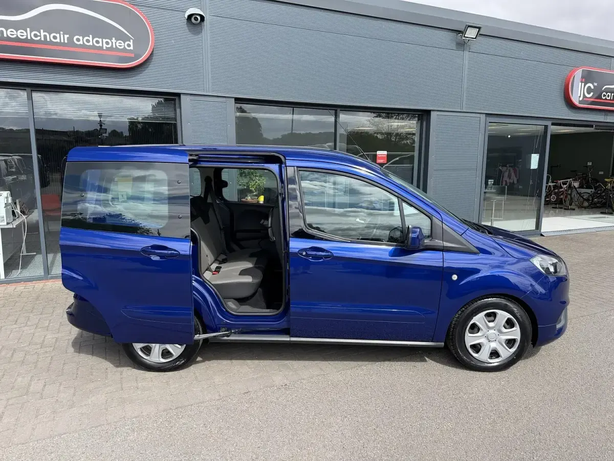 Used Ford Tourneo Courier Zetec 98 HP (72 kW) 2019 Blue MPV