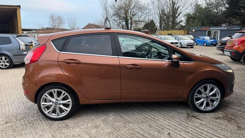 Usado Ford Fiesta Titanium 125 HP (91 kW) 2014 Amarelo Citadino
