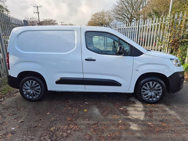 Used Citroën Berlingo 100 HP (73 kW) 2021 White MPV