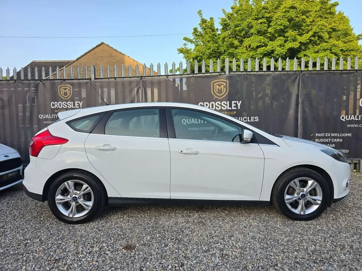 Used Ford Focus Zetec 125 HP (91 kW) 2013 White Hatchback