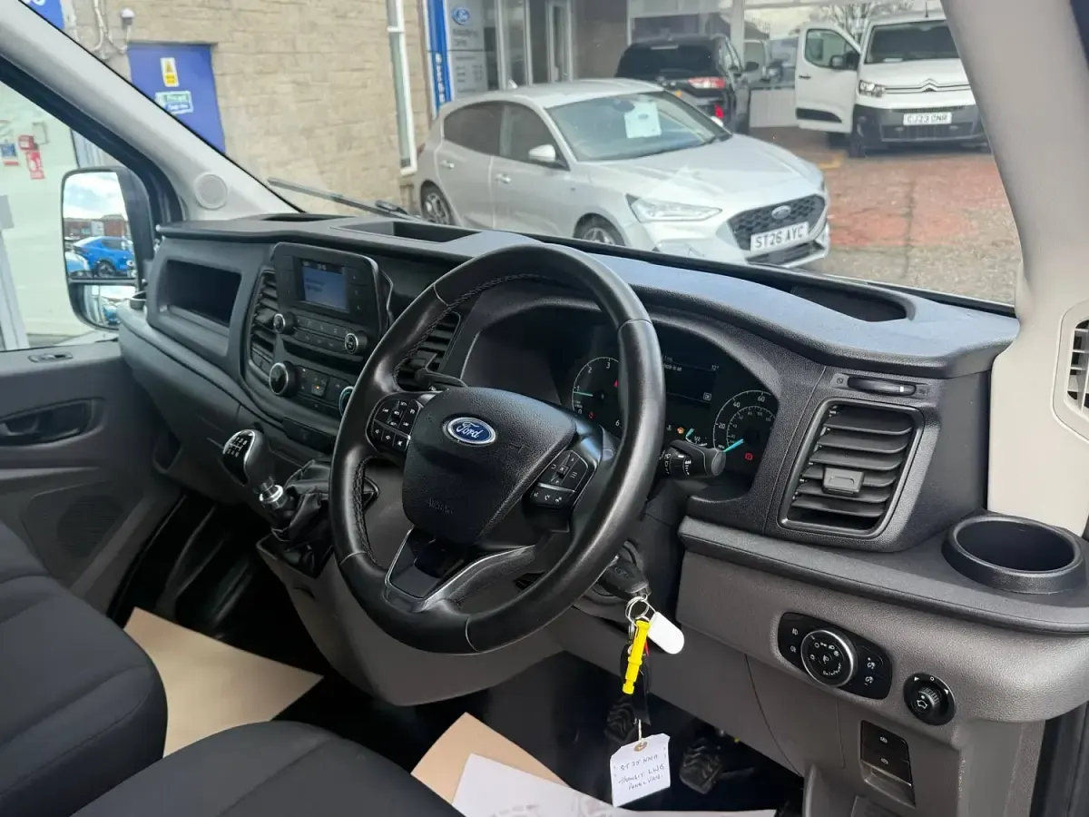 Usado Ford Transit 130 HP (95 kW) 2025 Cinzento Van