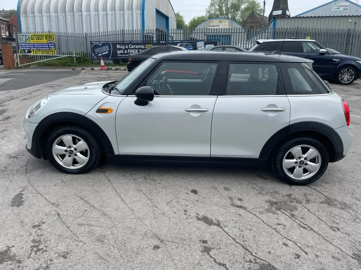Begagnad Mini Cooper D Hatch 2017 Silver Halvkombi