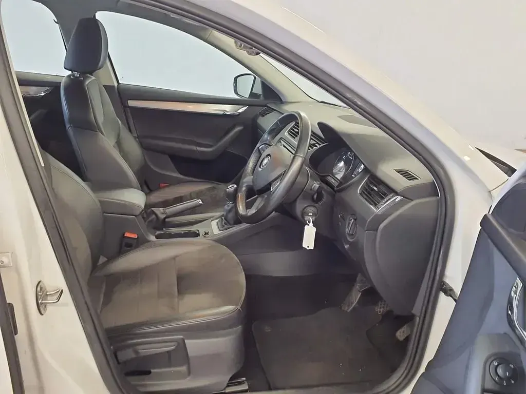 Begagnad Skoda Octavia Elegance 2015 Vit Kombi