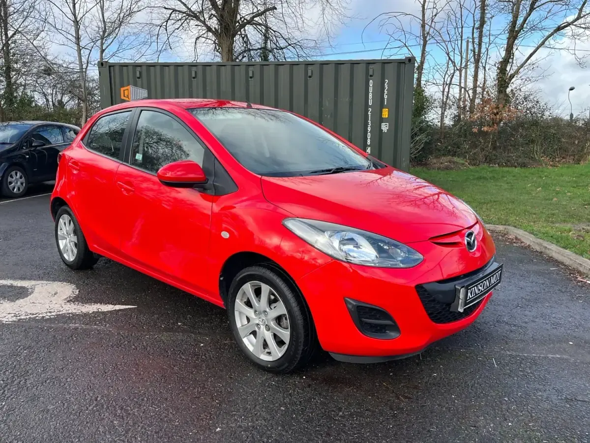 Usado Mazda 2 102 HP (75 kW) 2011 Vermelho Citadino