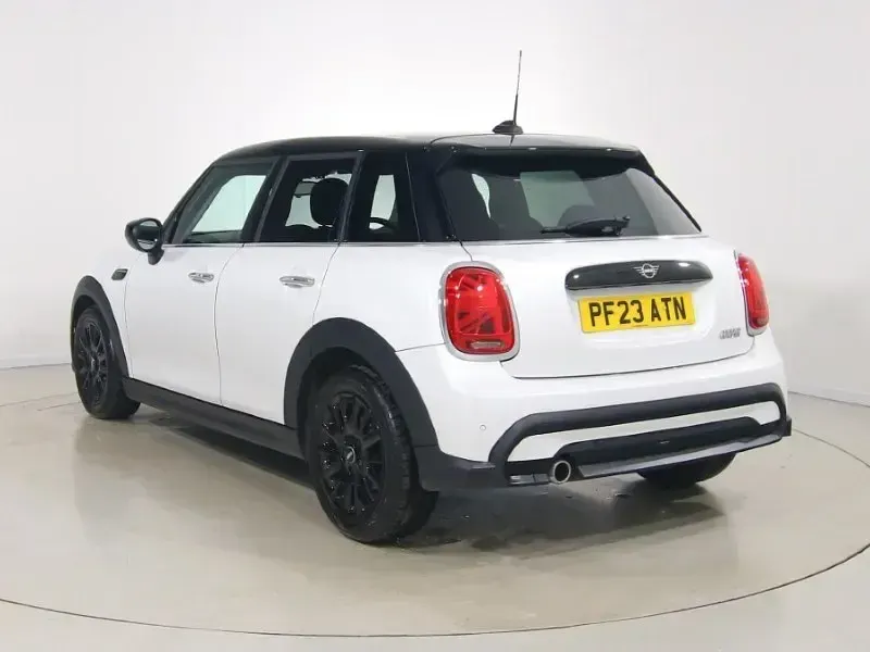 Usado Mini Cooper Classic 134 HP (98 kW) 2023 Branco Citadino