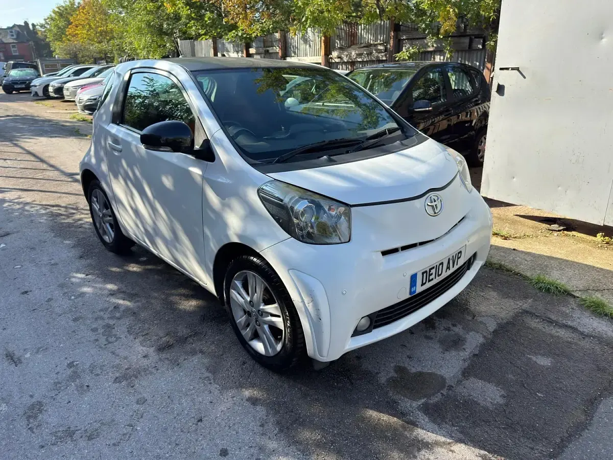 Used Toyota iQ 2010 White Hatchback