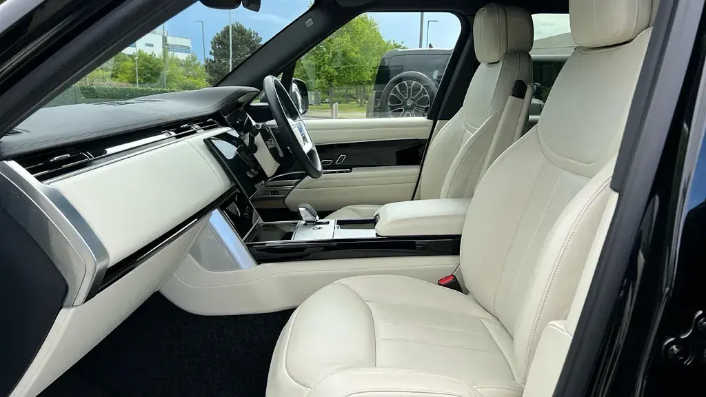 Used Land Rover Range Rover SE 300 HP (220 kW) 2024 Black SUV