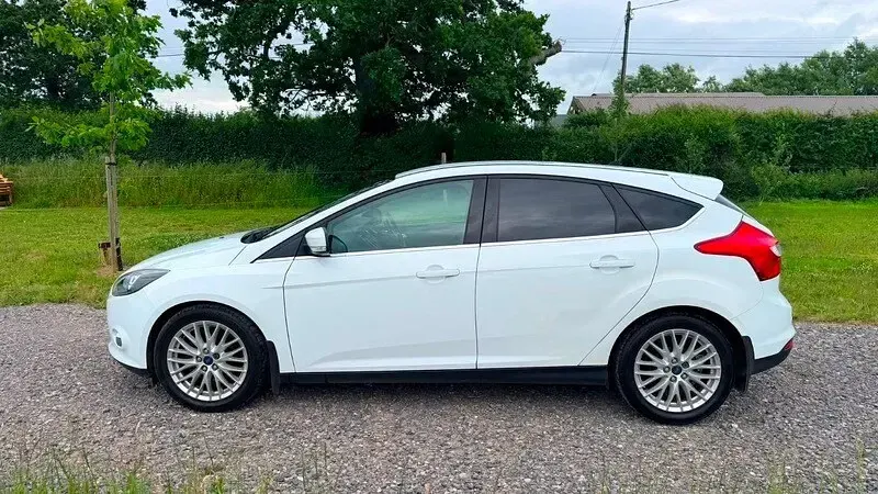 Used Ford Focus Zetec 115 HP (84 kW) 2012 White Hatchback