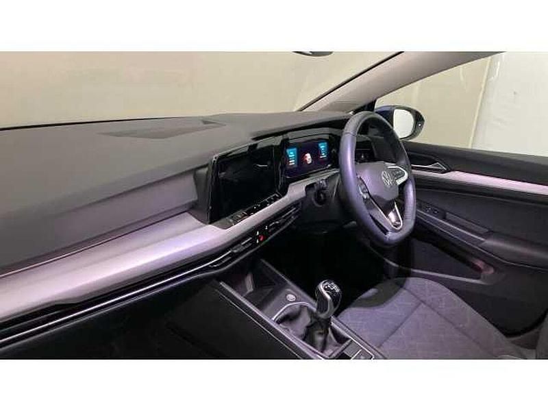 Second-hand VW Golf VIII Life 150 CP (110 kW) 2023 Albastru Hatchback