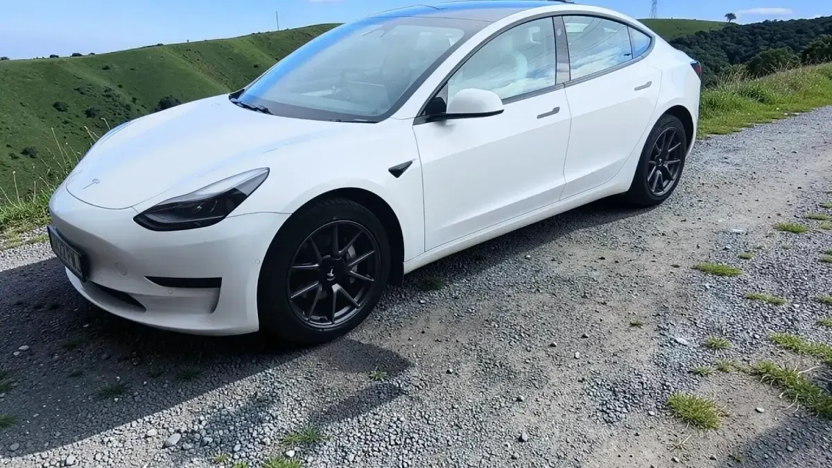 Używany Tesla Model 3 Standard Range 52 kW (72 KM) 2022 Biały Sedan/Limuzyna
