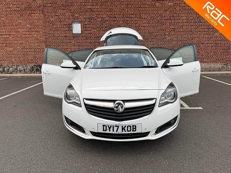 Used Vauxhall Insignia SRi 140 HP (102 kW) 2017 White Hatchback