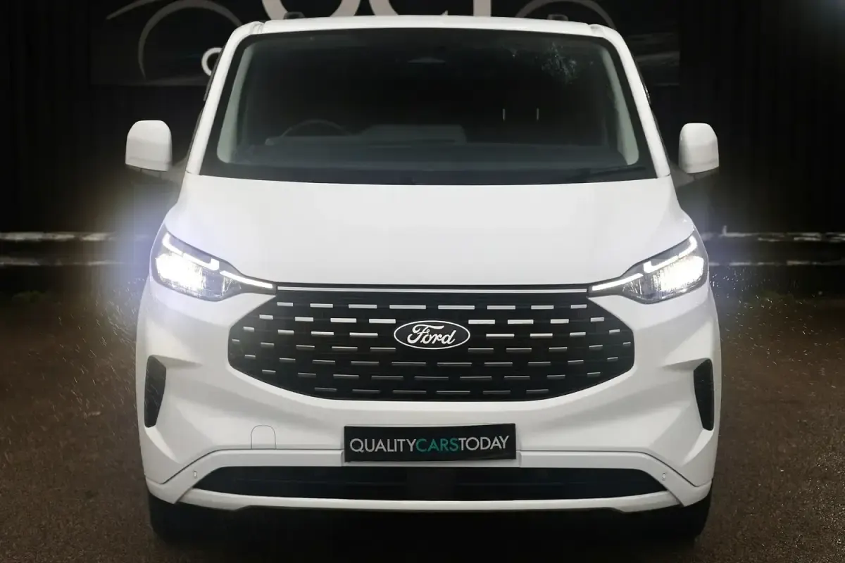 Używany Ford Tourneo Titanium 170 KM (125 kW) 2024 Biały Minivan