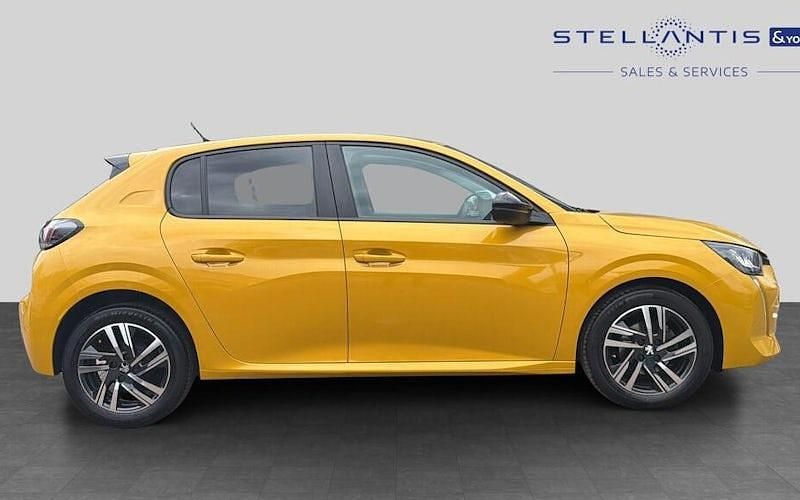 Used Peugeot 208 Active+ 75 HP (55 kW) 2023 Yellow Hatchback