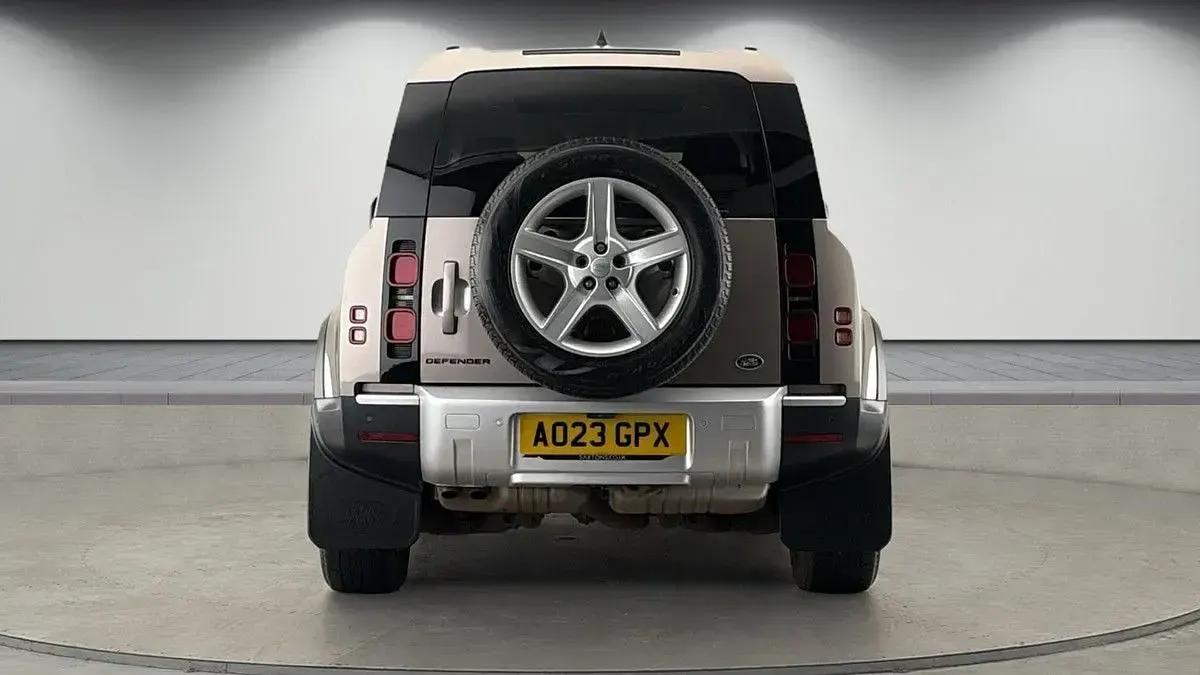 Used Land Rover Defender SE 250 HP (183 kW) 2023 Lantau bronze SUV
