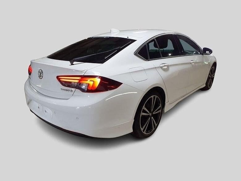 Used Vauxhall Insignia SRi 170 HP (125 kW) 2017 White Hatchback
