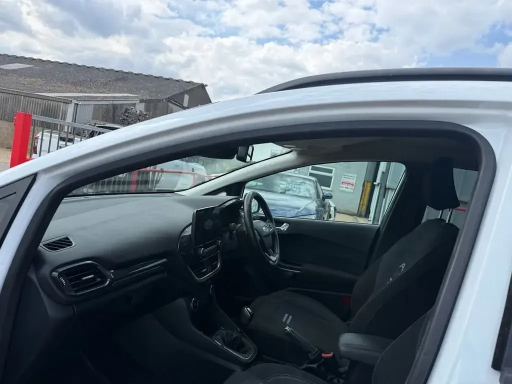 Używany Ford Fiesta Active 100 KM (73 kW) 2023 Biały Hatchback