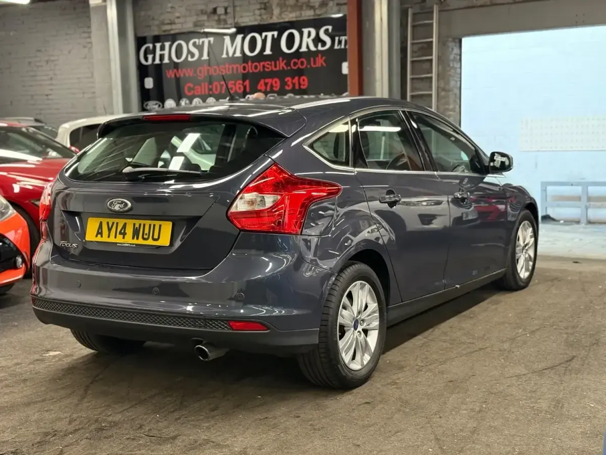 Begagnad Ford Focus Titanium 2014 Grå Halvkombi