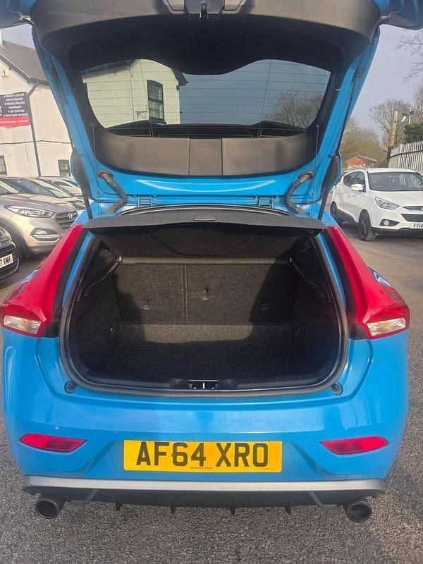 Used Volvo V40 R-Design 118 HP (86 kW) 2014 Blue Hatchback
