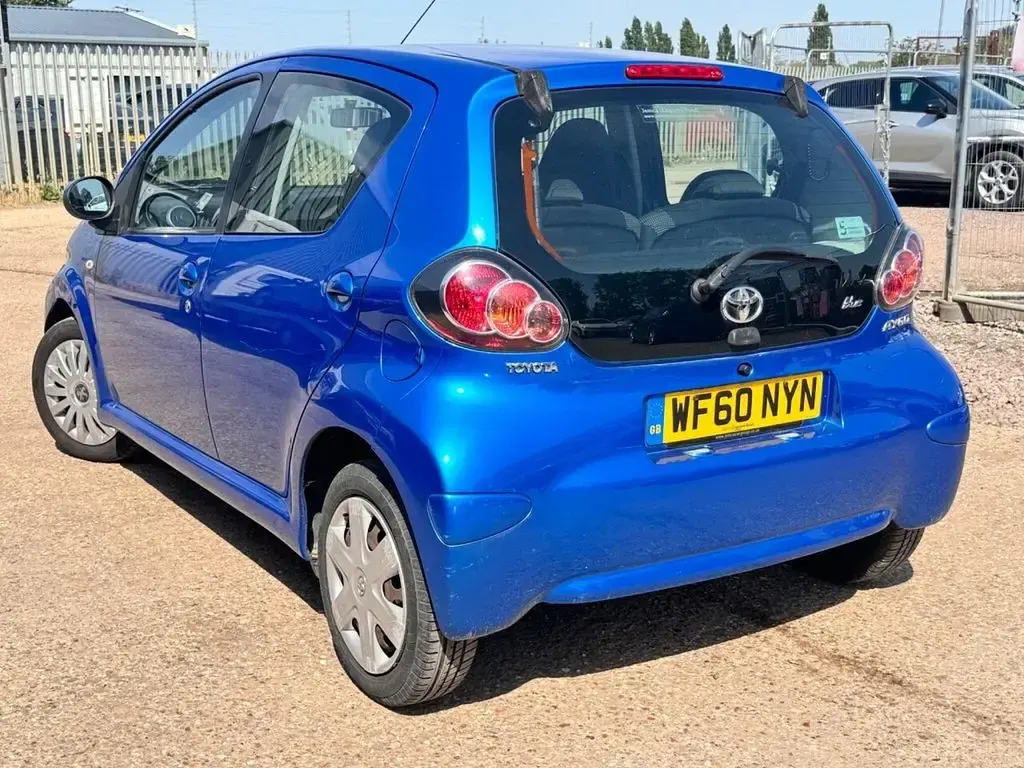 Used Toyota Aygo 67 HP (49 kW) 2010 Blue Hatchback