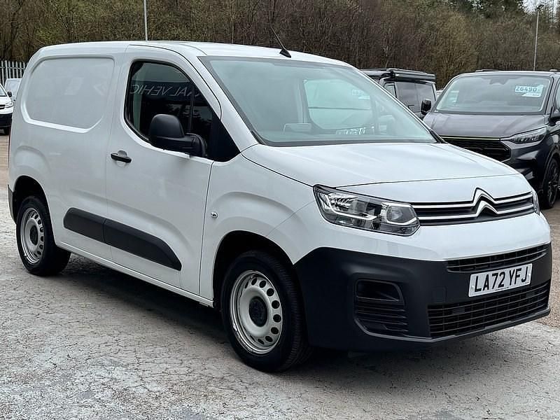 Używany Citroën Berlingo 100 KM (73 kW) 2022 Biały Minivan